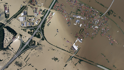 Luftfotografie des Hochwassers an der Donau bei Deggendorf 2013. Eine Siedlung in der oberen Bildhälfte ist vollständig überschwemmt.